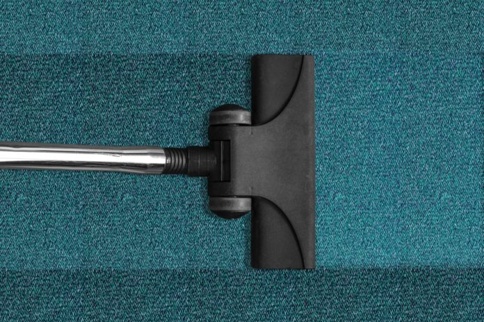 Jak usunąć plamy z wykładziny dywanowej?