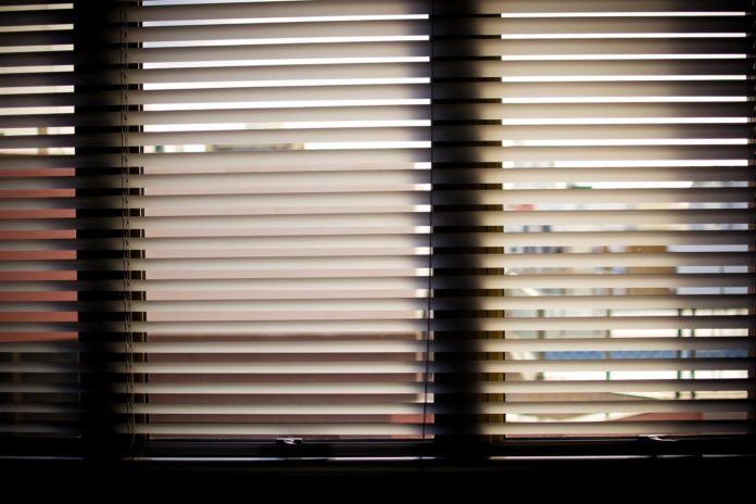 Plisowane rolety – niedroga aranżacja okna