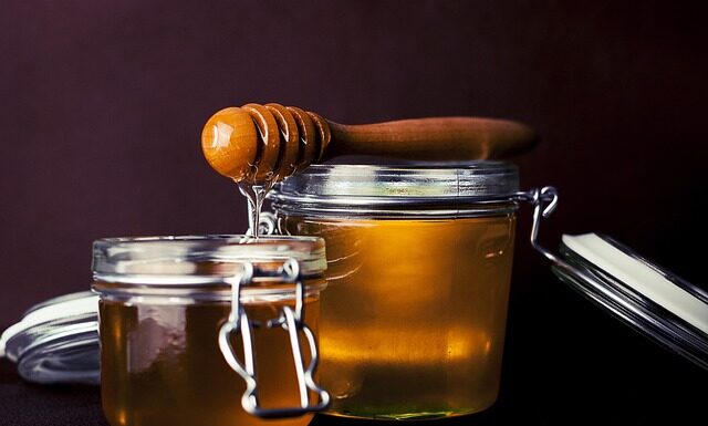 Czy pszczelarze dodają cukier do miodu?