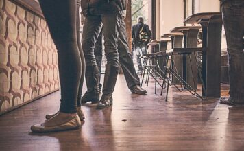 Nowoczesna strefa barowa w restauracji